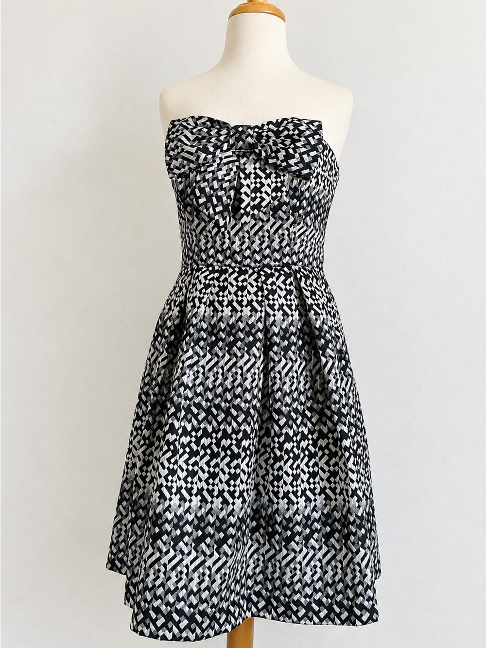 Eva Franco Black & White Strapless Mini Dress 6 Geometric bow fit& flare party